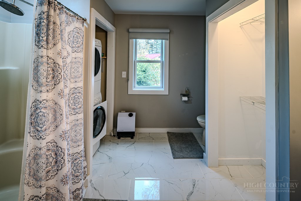 88 Trillium Road Newland, NC 28657 - Photo 33 of 44 a view of a bathroom with shower and a window