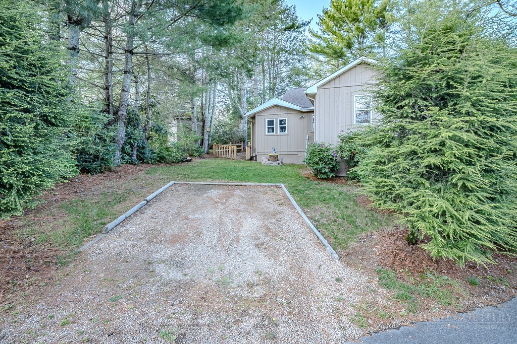 88 Trillium Road Newland, NC 28657 - Photo 43 of 44 a view of a back yard of the house