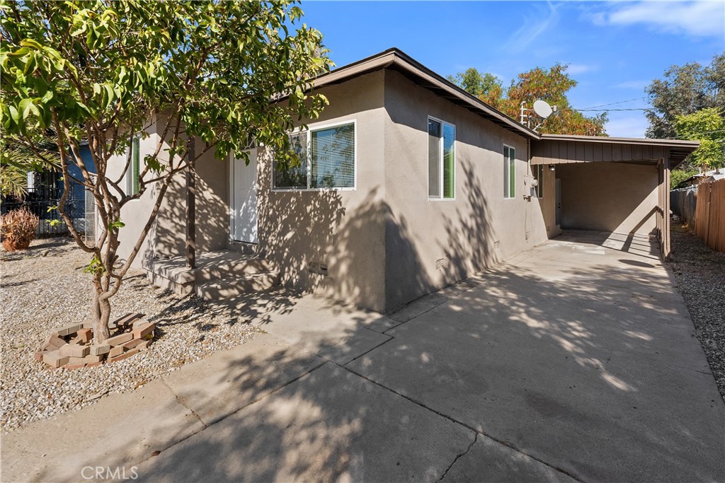 224 South Alessandro Street Hemet, CA 92543 - Photo 3 of 32 a view of a house with a yard