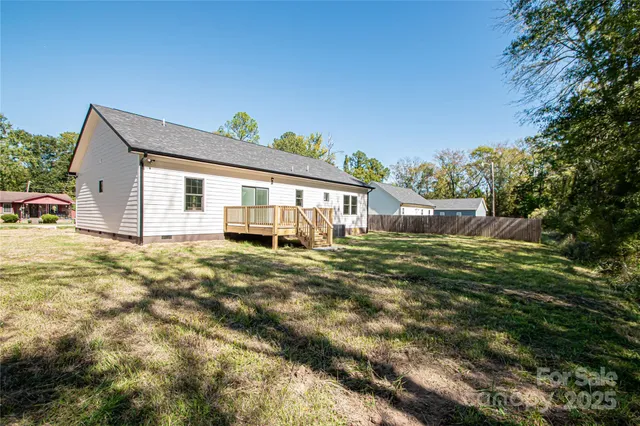 a front view of house with yard