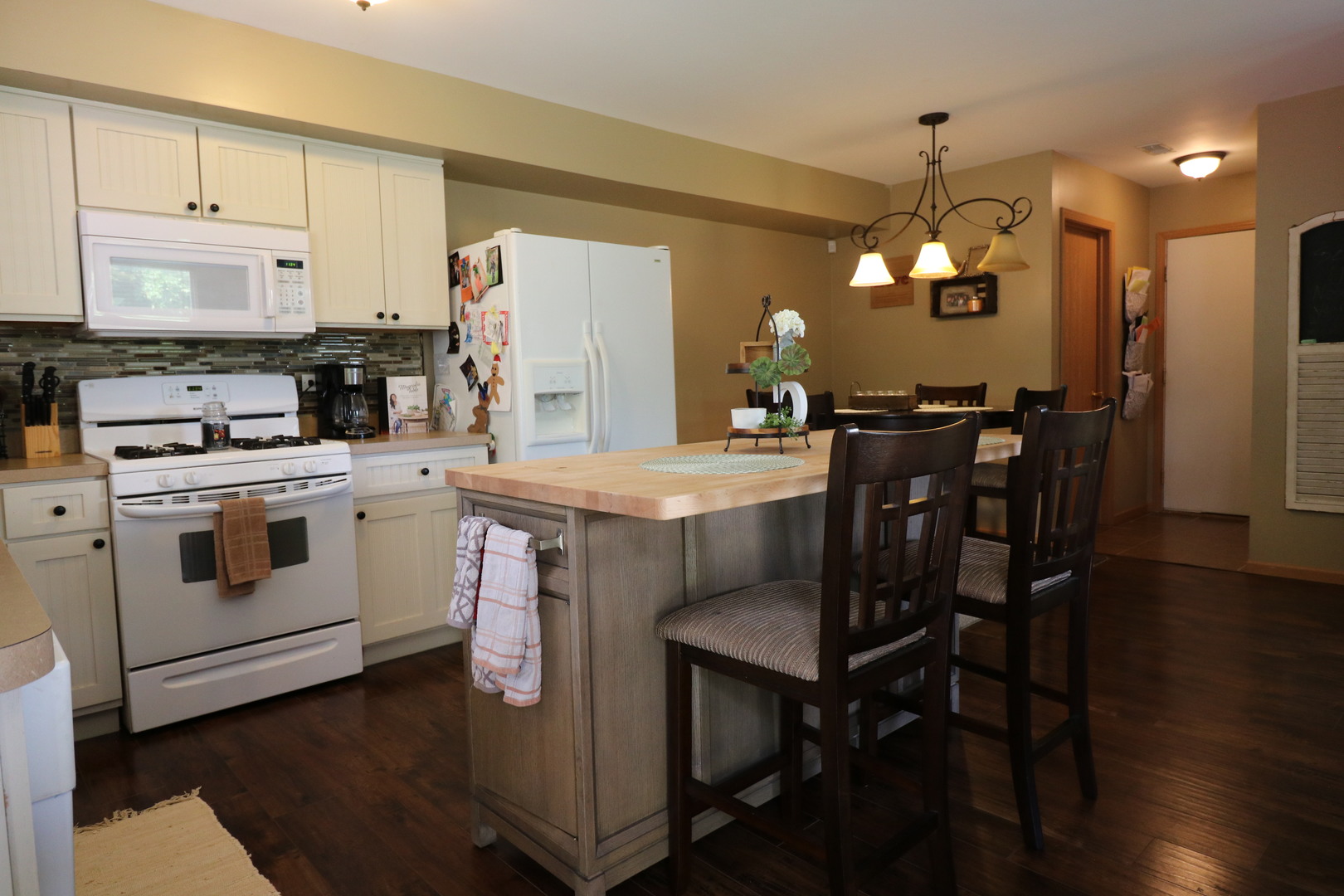 25269 Faraday Road Manhattan, IL 60442 - Photo 4 of 17 a kitchen that has a table chairs and a stove