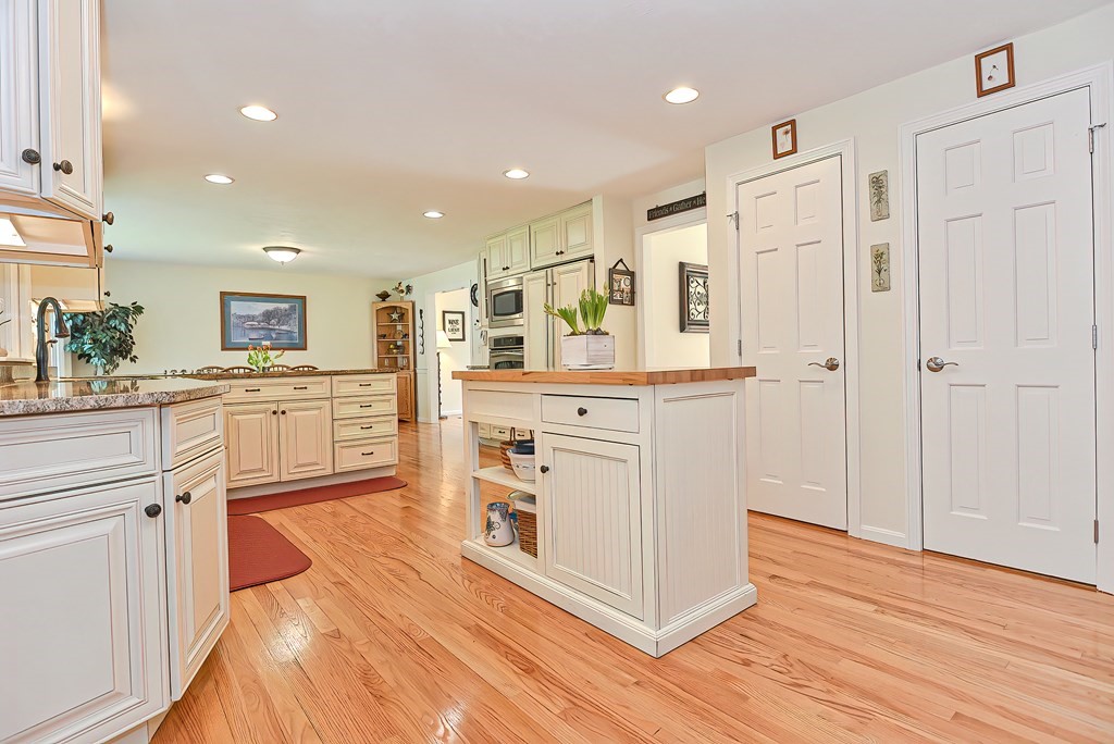 27 Birch Tree Road Foxboro, MA 02035 - Photo 6 of 42 Gallery Image 6