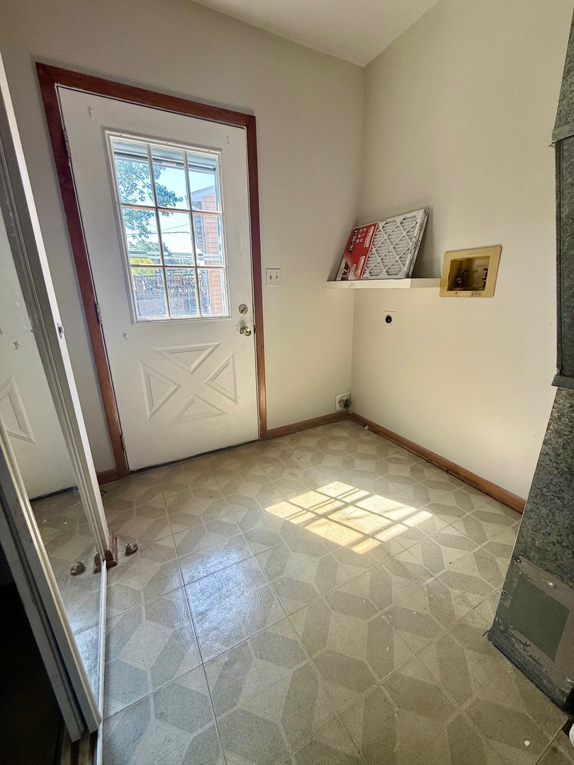 707 Sunset Circle Streamwood, IL 60107 - Photo 14 of 17 a view of an empty room with a window