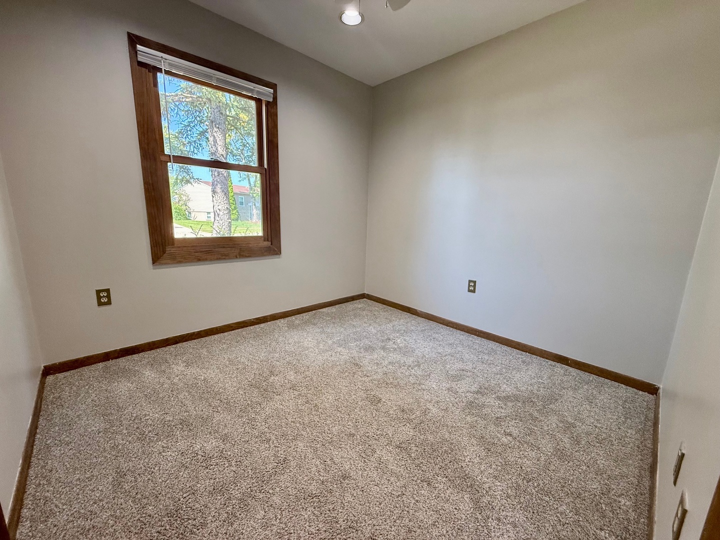 707 Sunset Circle Streamwood, IL 60107 - Photo 4 of 17 an empty room with a window