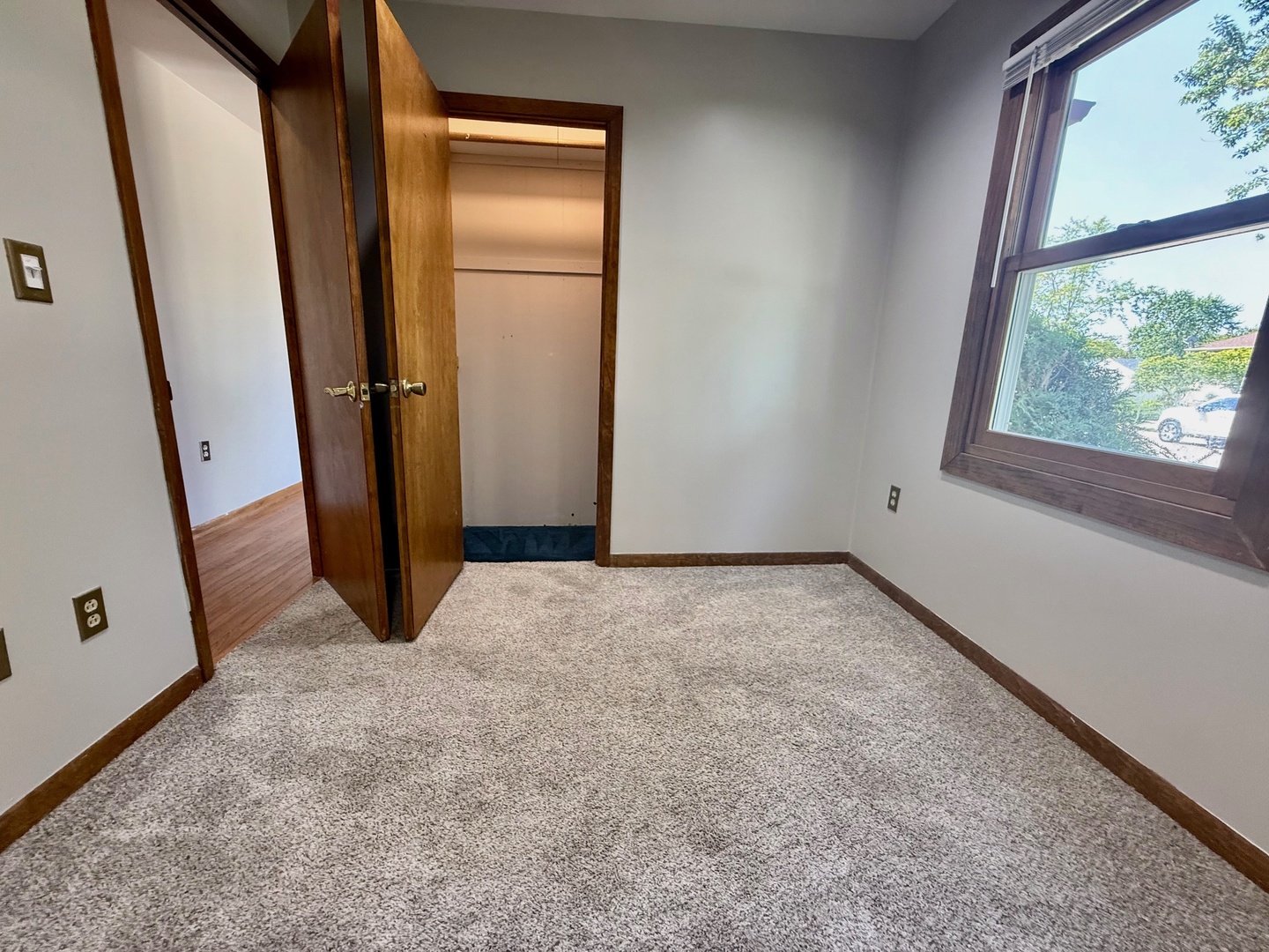 707 Sunset Circle Streamwood, IL 60107 - Photo 5 of 17 an empty room with windows