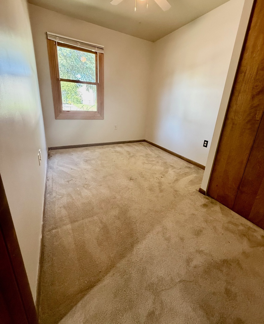 707 Sunset Circle Streamwood, IL 60107 - Photo 8 of 17 an empty room with a window