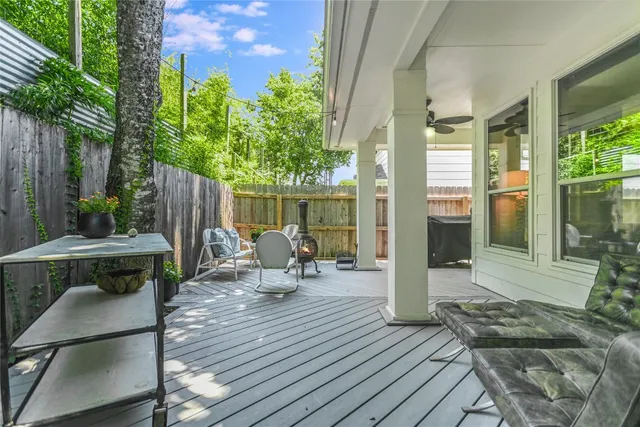 a view of a backyard with pathway