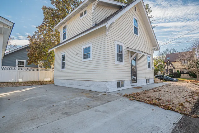 $220,000 | 504 Kreitzer Avenue, Bloomington, IL 61701