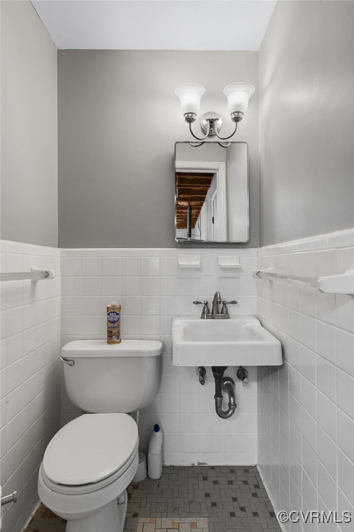 12047 Sunset Drive Ashland, VA 23005 - Photo 18 of 26 a bathroom with a toilet a sink and mirror