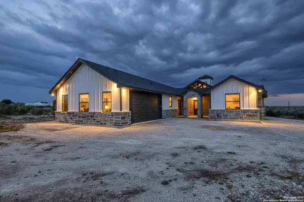 a view of a house with backyard and garden