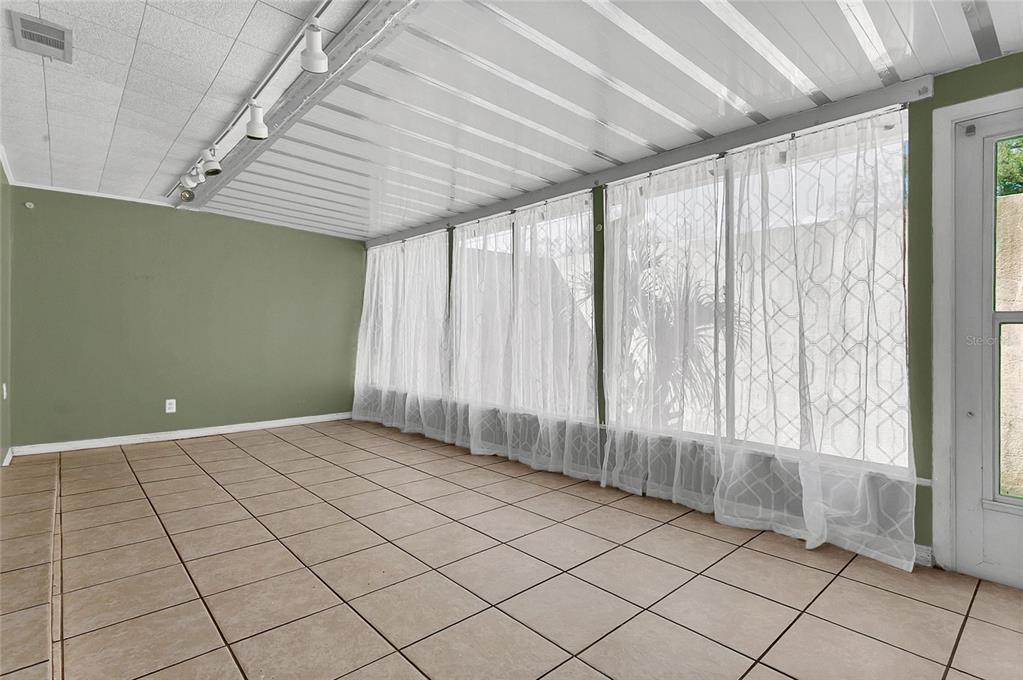 561 East Orange Street Altamonte Springs, FL 32701 - Photo 20 of 24 a view of an empty room and window