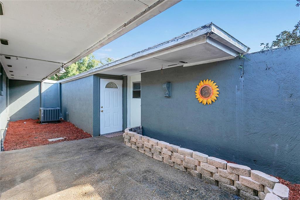 561 East Orange Street Altamonte Springs, FL 32701 - Photo 2 of 24 a backyard of a house