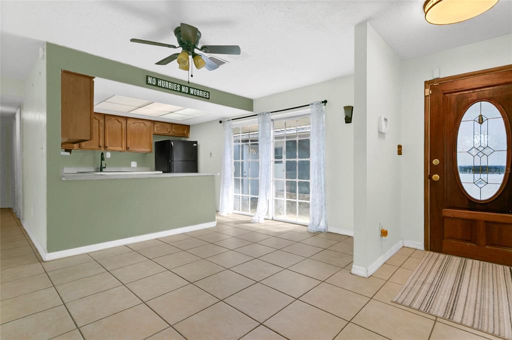 561 East Orange Street Altamonte Springs, FL 32701 - Photo 5 of 24 a view of a livingroom with furniture and mirror