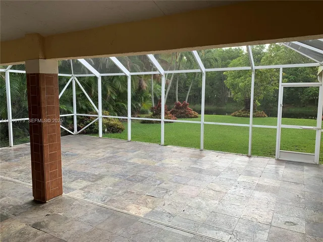 a view of a backyard