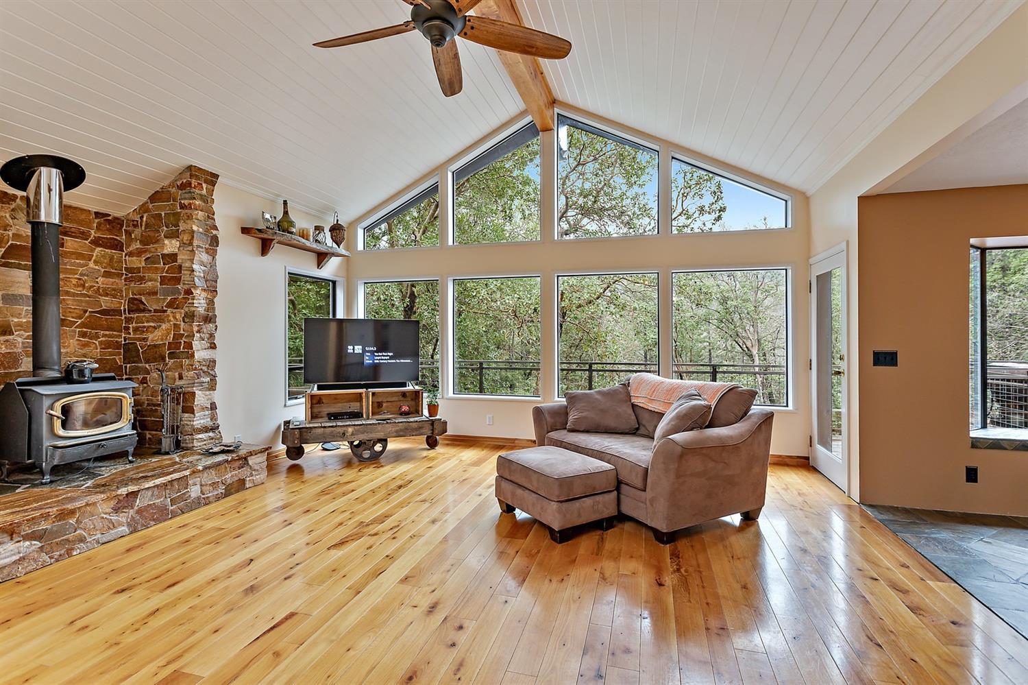 1250 Wards Creek Road Rogue River, OR 97537 - Photo 3 of 32 Great room with wall of windows and amaz