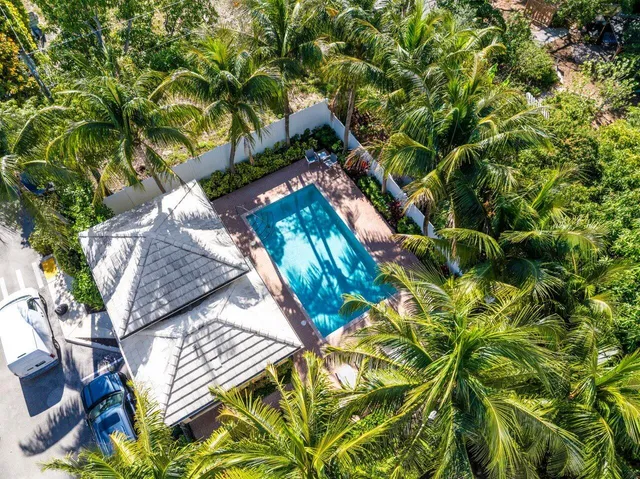 a view of a multi story building