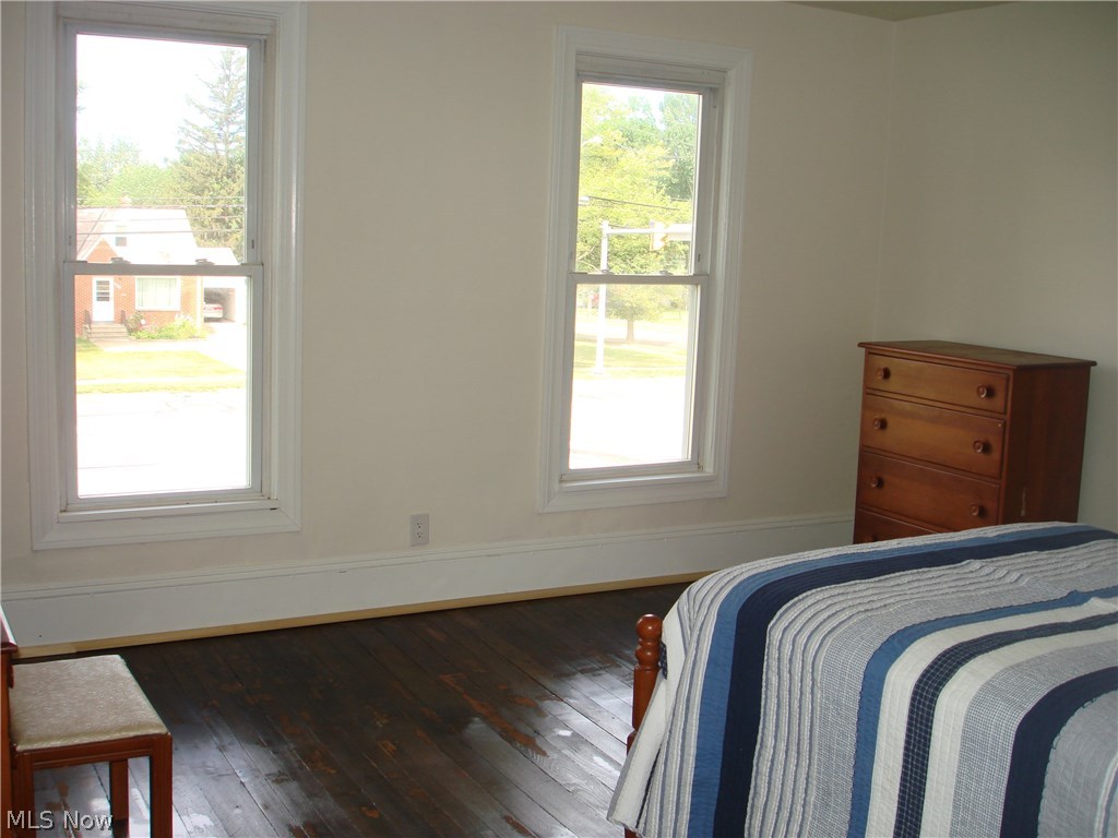 919 Richmond Road Cleveland, OH 44124 - Photo 31 of 35 Spacious 2nd bedroom has large windows and fresh paint, roomy!