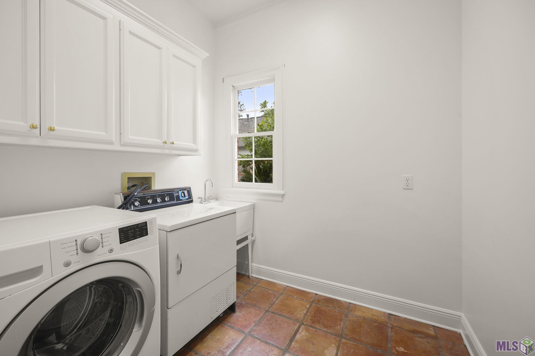 5515 North Pointer Court Baton Rouge, LA 70808 - Photo 34 of 47 Laundry Room w/ Sink