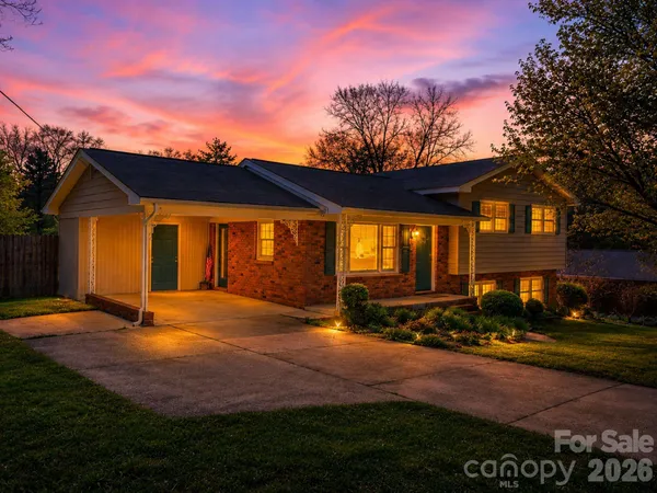 $325,000 | 1091 16th Avenue Northwest, Hickory, NC 28601