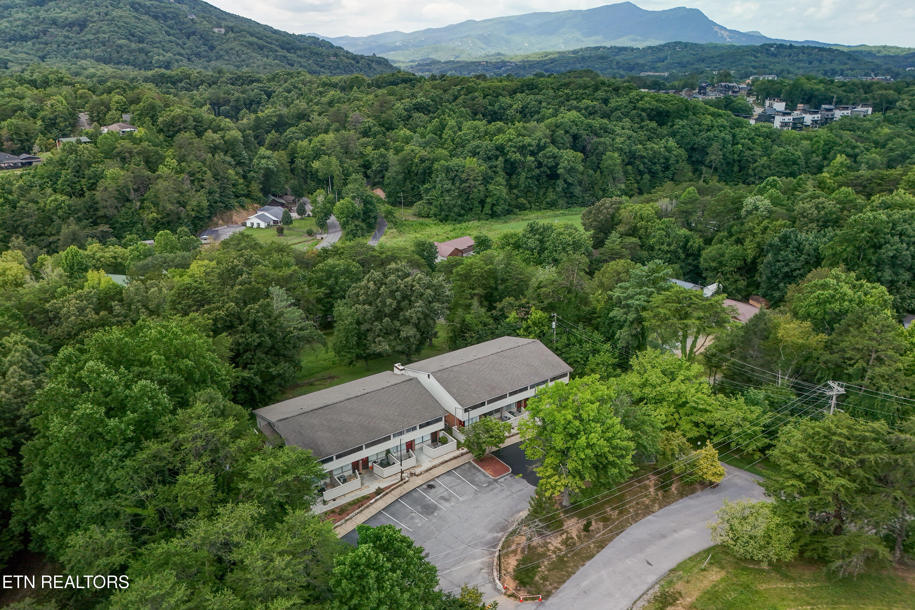 2806 Suncrest Road, Unit 4 Pigeon Forge, TN 37863 - Photo 35 of 36 2806suncrest_034
