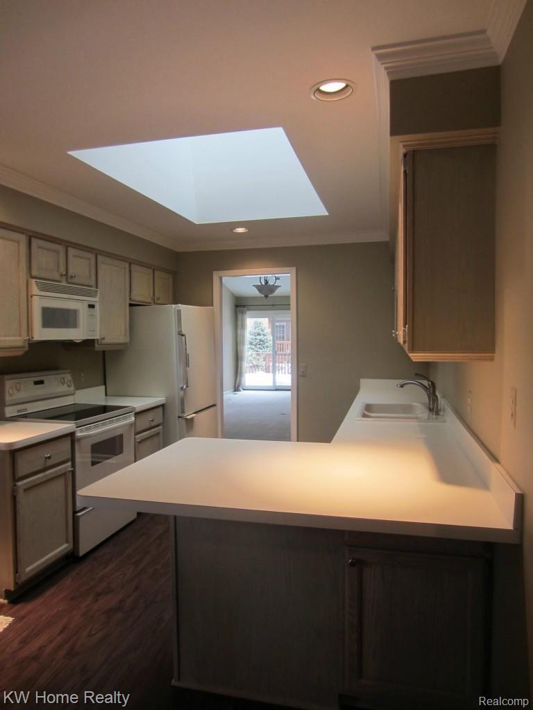 2210 London Bridge Drive, Unit 7 Rochester, MI 48307 - Photo 6 of 21 LONDON-KITCHEN SKYLITE.jpg