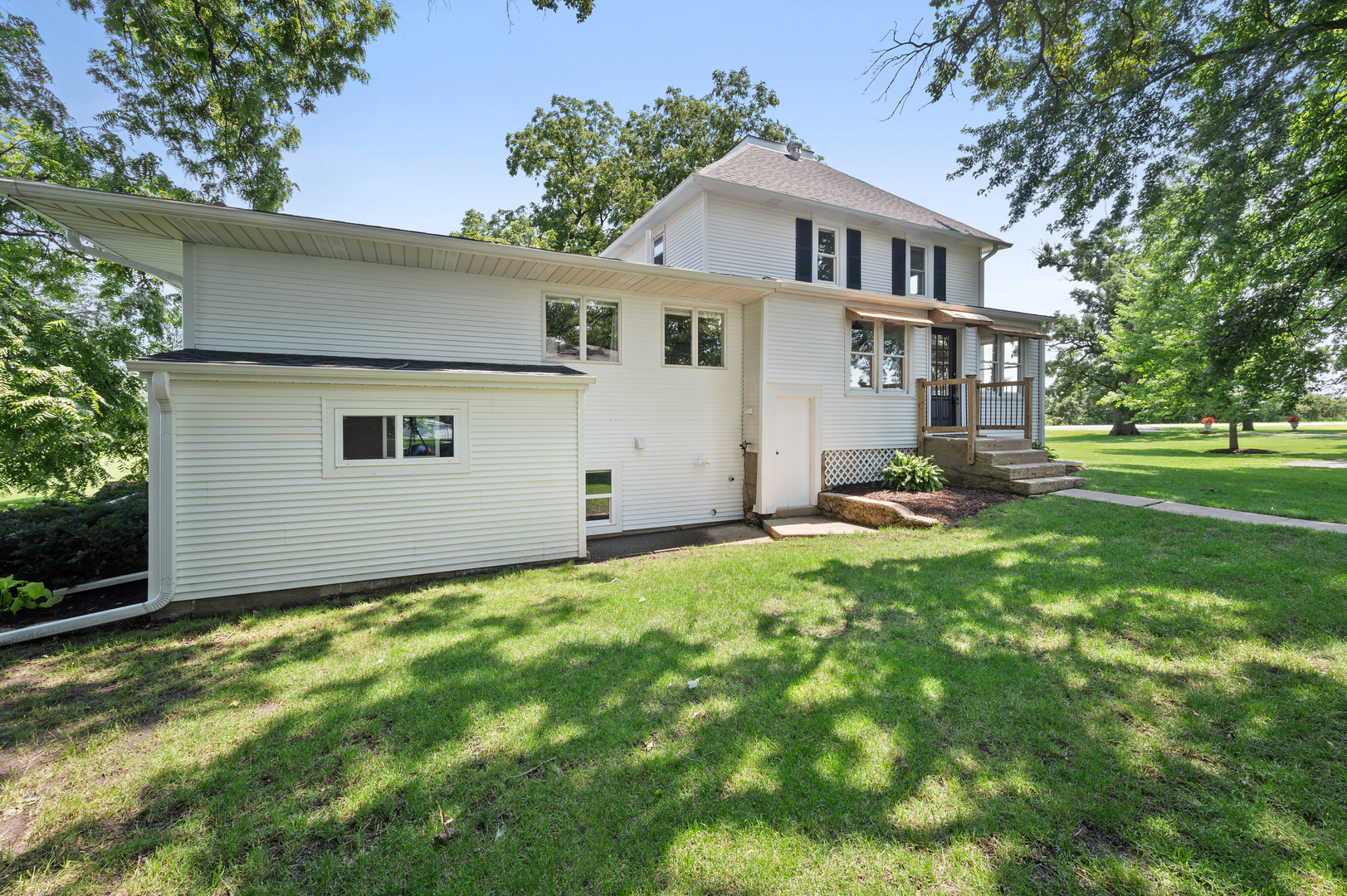 28367 Moose Range Road Sycamore, IL 60178 - Photo 5 of 50 a front view of a house with garden