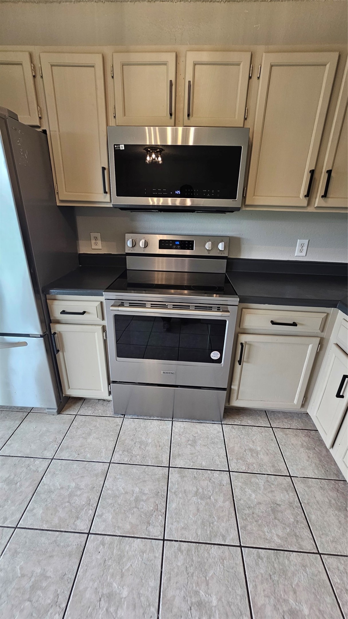 7704 Sign Street Houston, TX 77489 - Photo 8 of 27 a stove top oven sitting inside of a kitchen