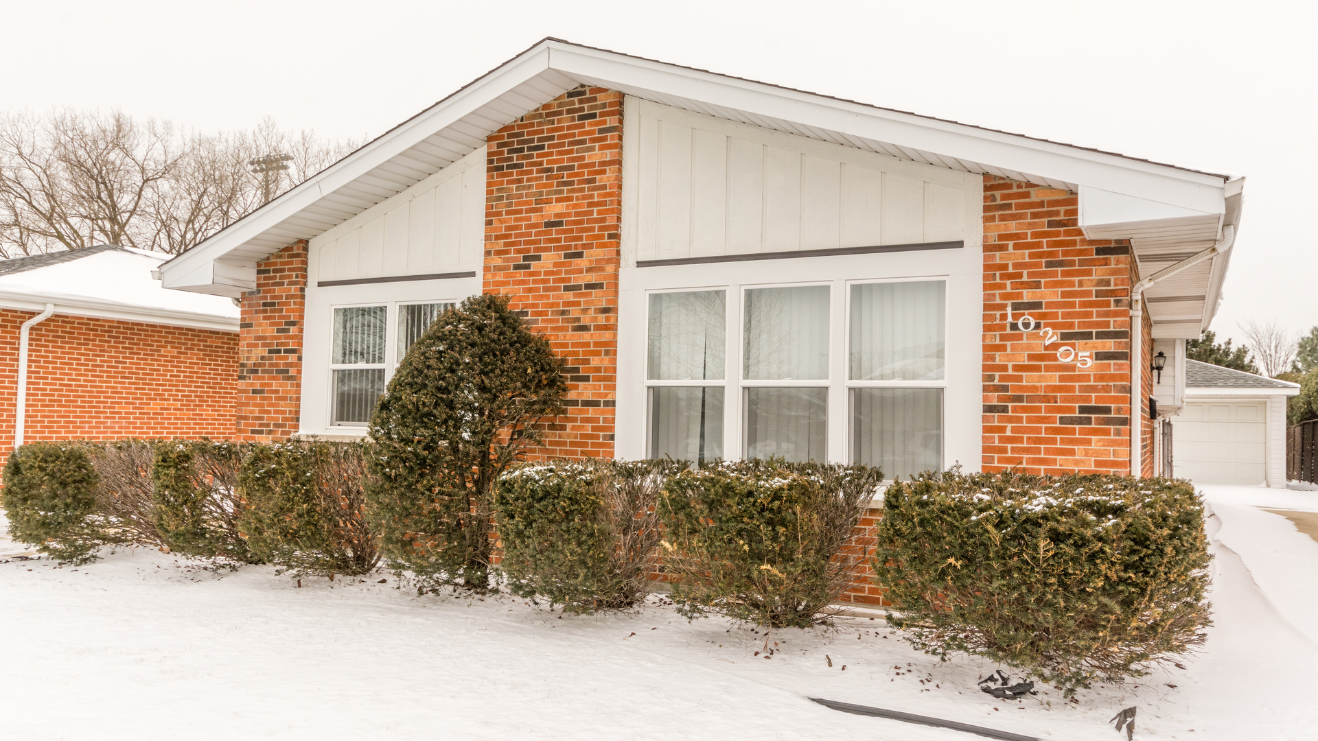 10205 South Springfield Avenue Chicago, IL 60655 - Photo 2 of 34 a front view of a house with a yard