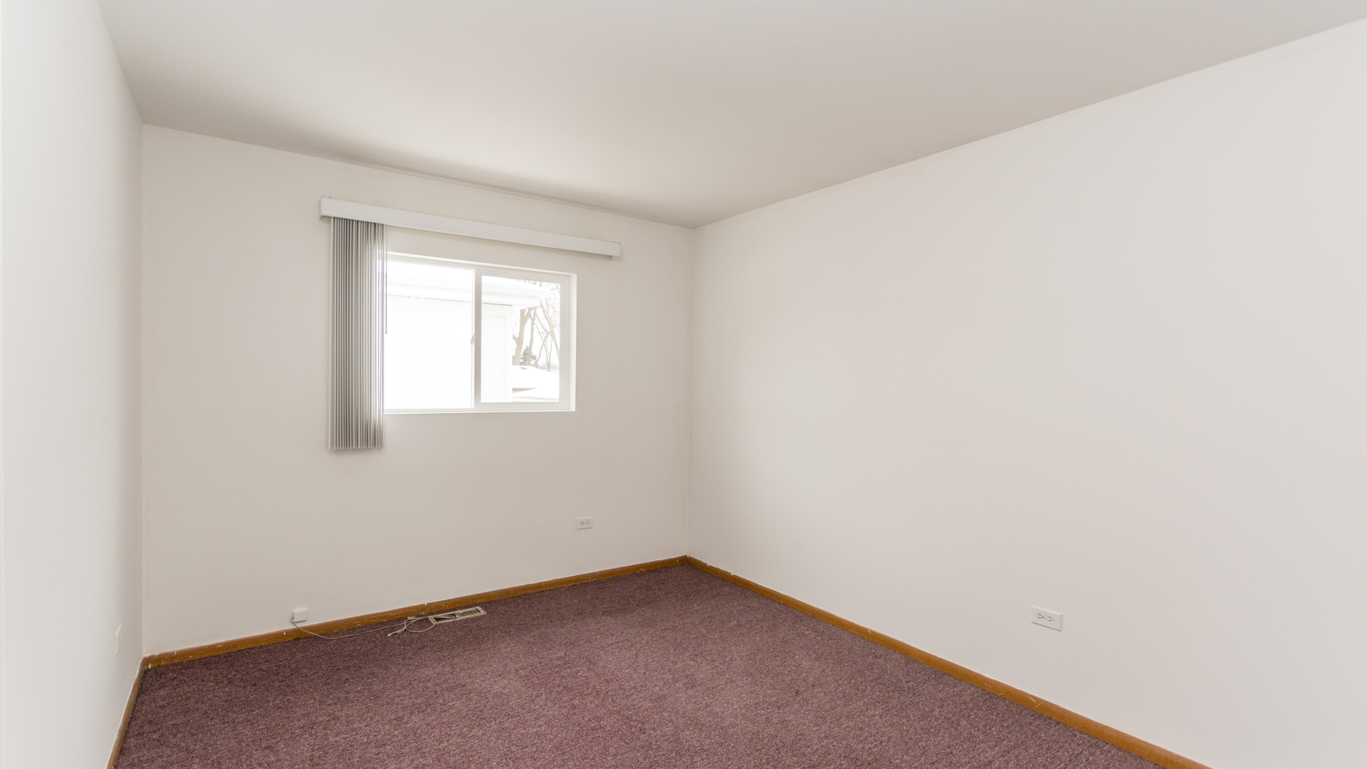 10205 South Springfield Avenue Chicago, IL 60655 - Photo 11 of 34 an empty room with a window