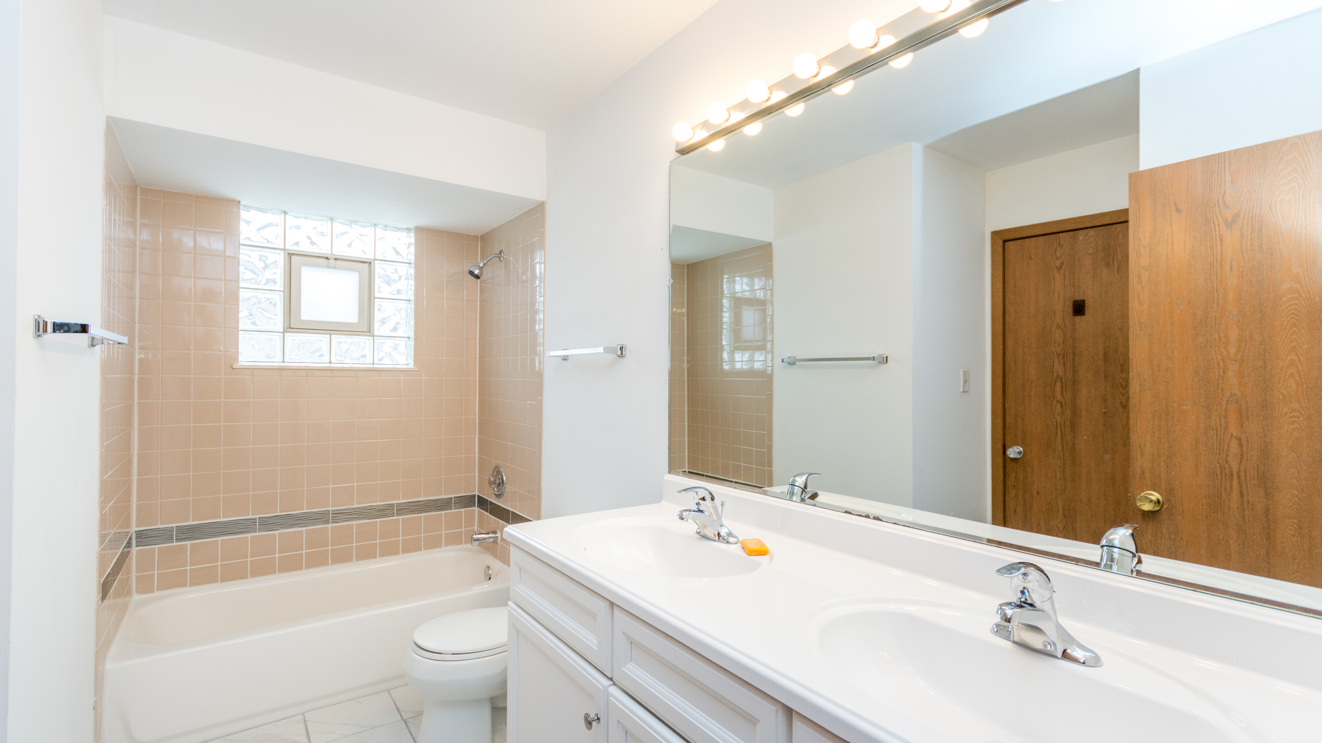 10205 South Springfield Avenue Chicago, IL 60655 - Photo 15 of 34 a bathroom with a sink a toilet a tub and shower