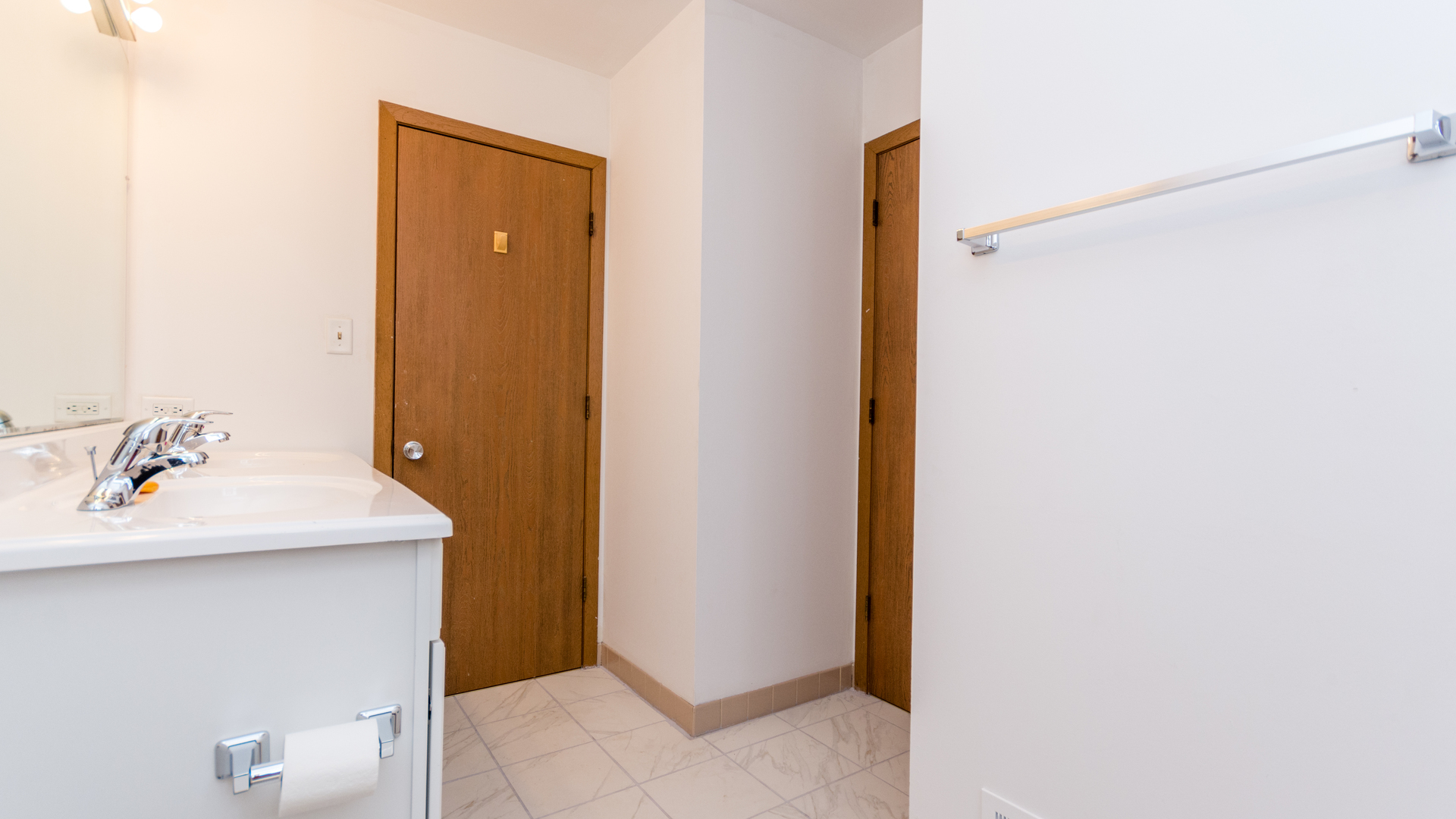 10205 South Springfield Avenue Chicago, IL 60655 - Photo 17 of 34 a bathroom with a sink and mirror