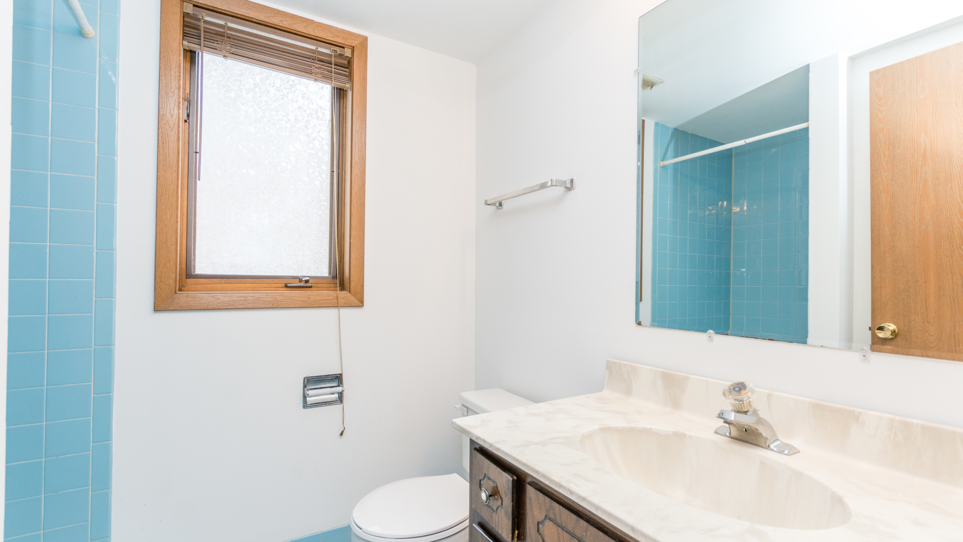 10205 South Springfield Avenue Chicago, IL 60655 - Photo 24 of 34 a bathroom with a sink toilet and mirror