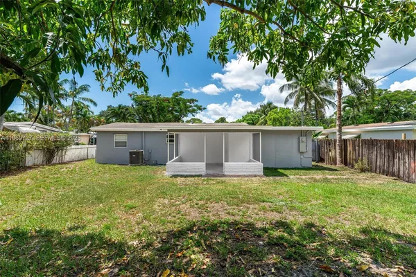 a view of a back yard
