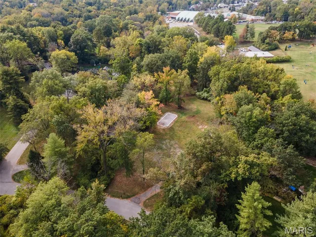$1,349,000 | 10 Upper Barnes Road, Ladue, MO 63124