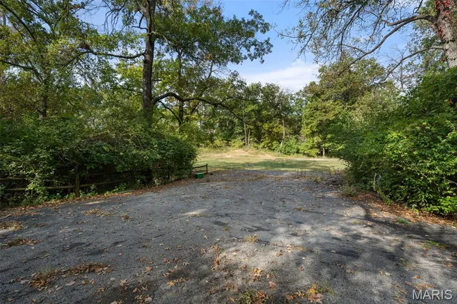 $1,349,000 | 10 Upper Barnes Road, Ladue, MO 63124