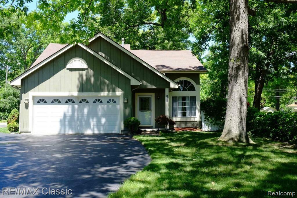 4124 Cass Elizabeth Road Waterford, MI 48328 - Photo 2 of 28 Welcome Home!