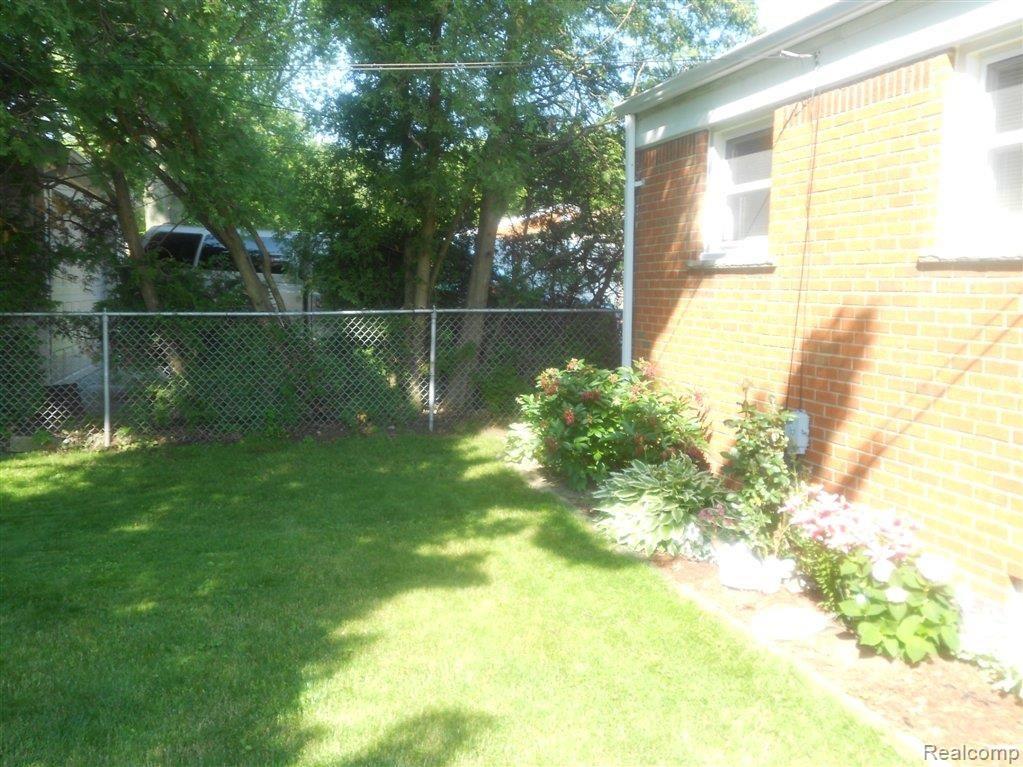 36887 Greenbush Road Wayne, MI 48184 - Photo 11 of 18 DSCN0882.JPG