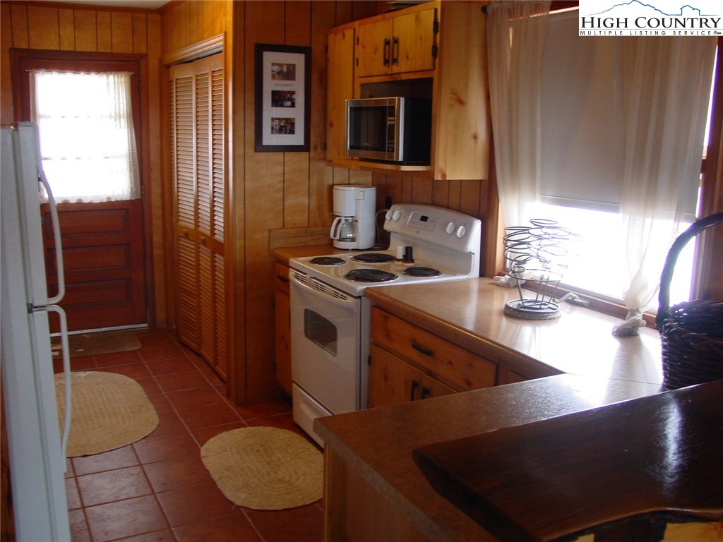 221 Alpine Road Blowing Rock, NC 28605 - Photo 3 of 16 Gallery Image 3