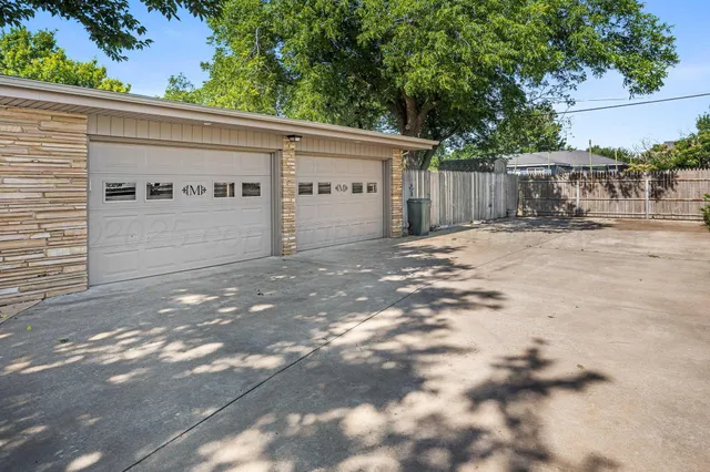 a view of a house with backyard