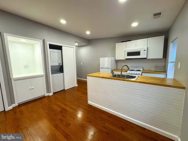 $1,500 | 146-48 South Street, Philadelphia, PA 19147