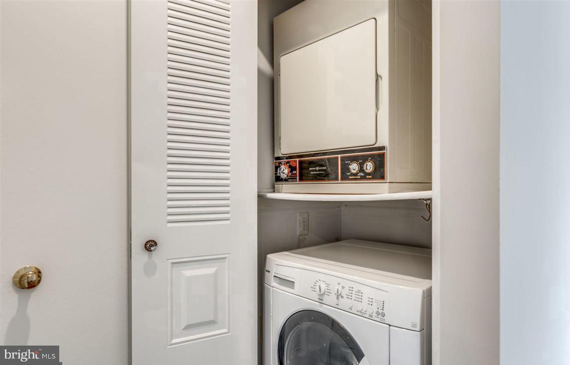 340 Lancaster Square Sterling, VA 20164 - Photo 3 of 12 a utility room with dryer and washer