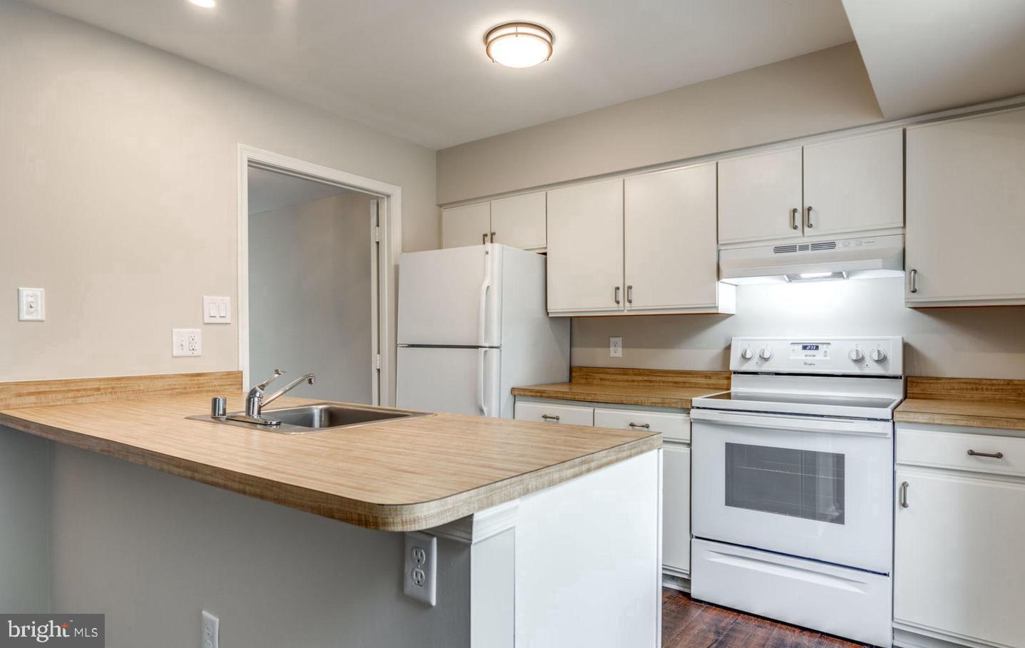 340 Lancaster Square Sterling, VA 20164 - Photo 4 of 12 a kitchen with granite countertop a sink stove and refrigerator