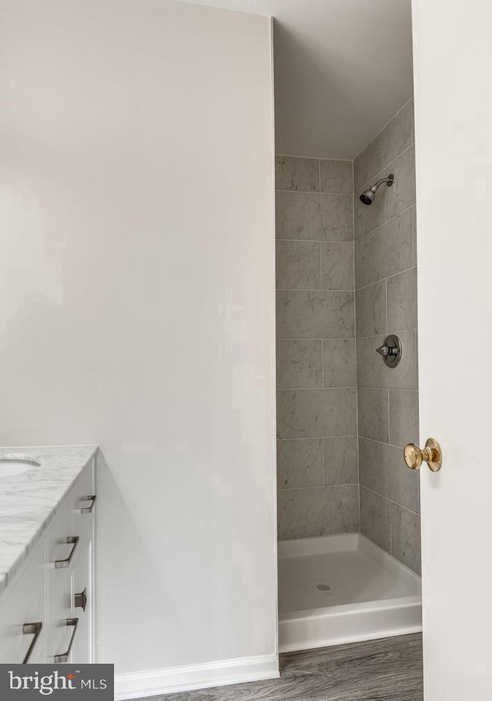 340 Lancaster Square Sterling, VA 20164 - Photo 10 of 12 a bathroom with a bathtub