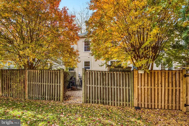 $639,900 | 10344 Granite Creek Lane, Oakton, VA 22124