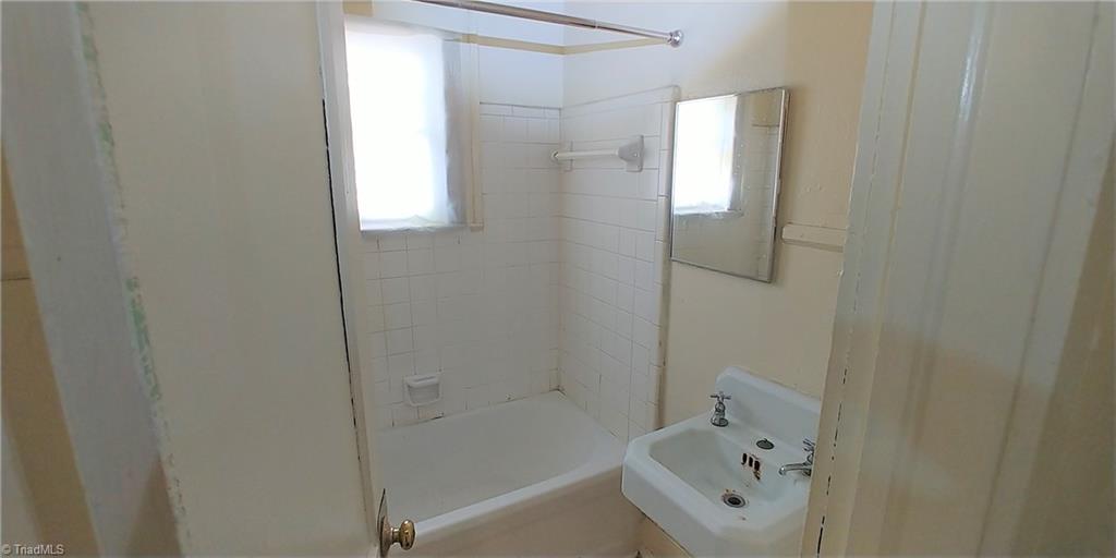 810 West English Road High Point, NC 27262 - Photo 28 of 50 810-B bathroom