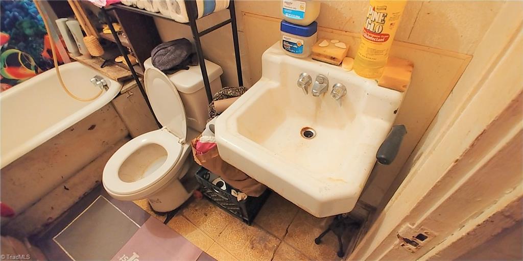 810 West English Road High Point, NC 27262 - Photo 46 of 50 204 Venable bathroom