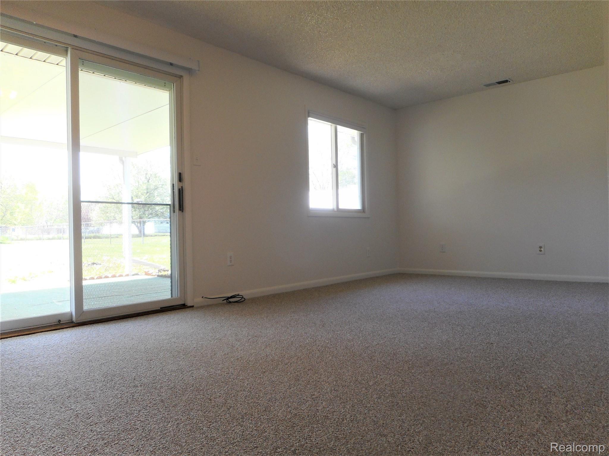 2331 West Thompson Road Fenton, MI 48430 - Photo 15 of 22 MASTER BEDROOM.JPG