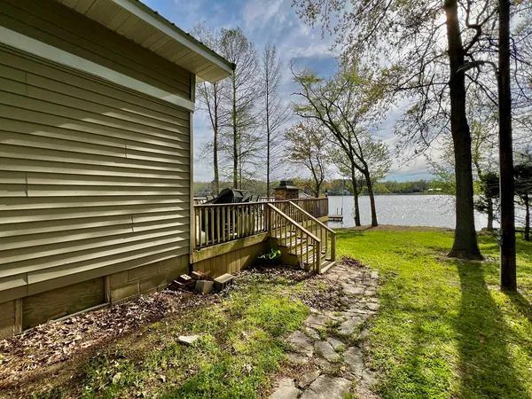 $182,000 | 20062 North Shore Lane, West Frankfort, IL 62896
