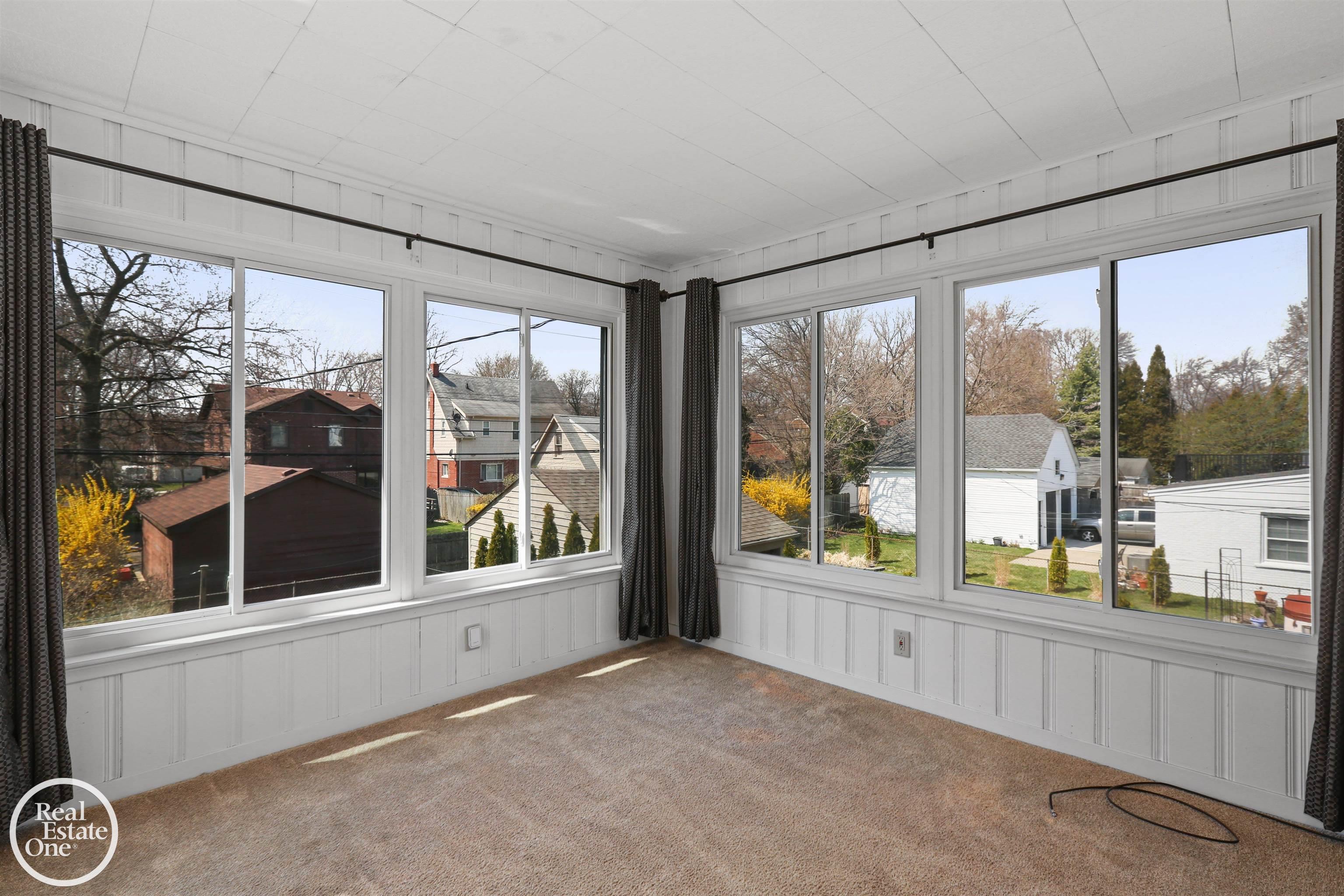 897 Rivard Boulevard Grosse Pointe, MI 48230 - Photo 38 of 42 50212858-71a0ef91-1401-4fa1-986d-43621d3004f9.JPG