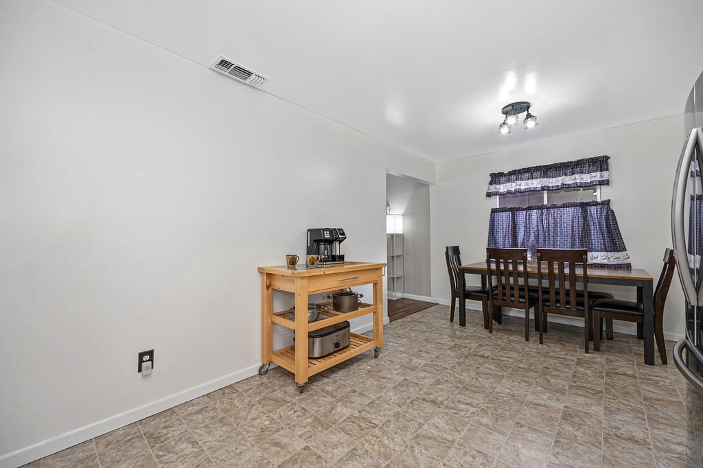 5429 Rambler Way Sacramento, CA 95841 - Photo 6 of 35